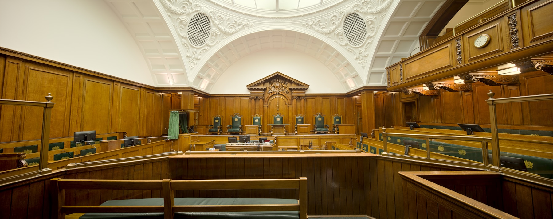 Sala de tribunal, ambiente de atuação jurídica